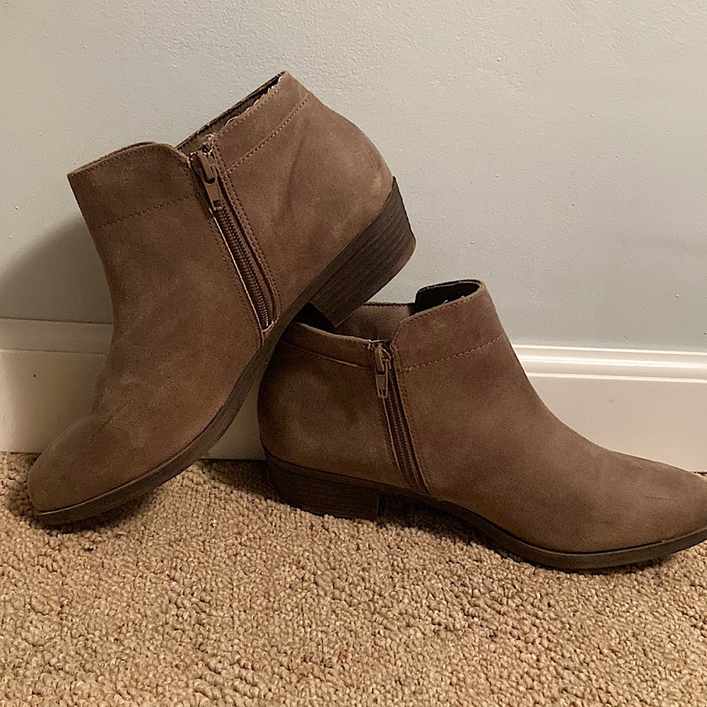 Size 8 women’s tan heeled boots